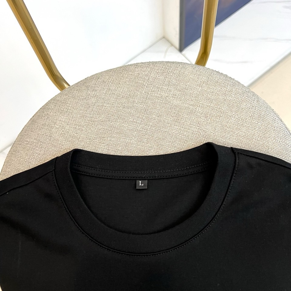 BOSS 、2026春夏新品圆领短袖T恤，简约利落的圆领设计贴合颈部线条，左胸处精致的“BOSS”字母低