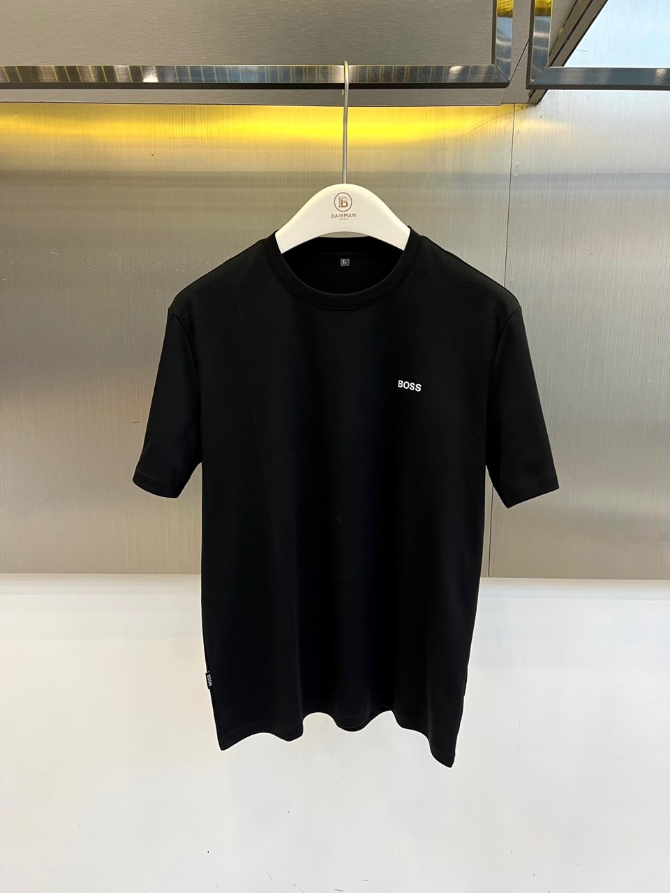 BOSS 、2026春夏新品圆领短袖T恤，简约利落的圆领设计贴合颈部线条，左胸处精致的“BOSS”字母低