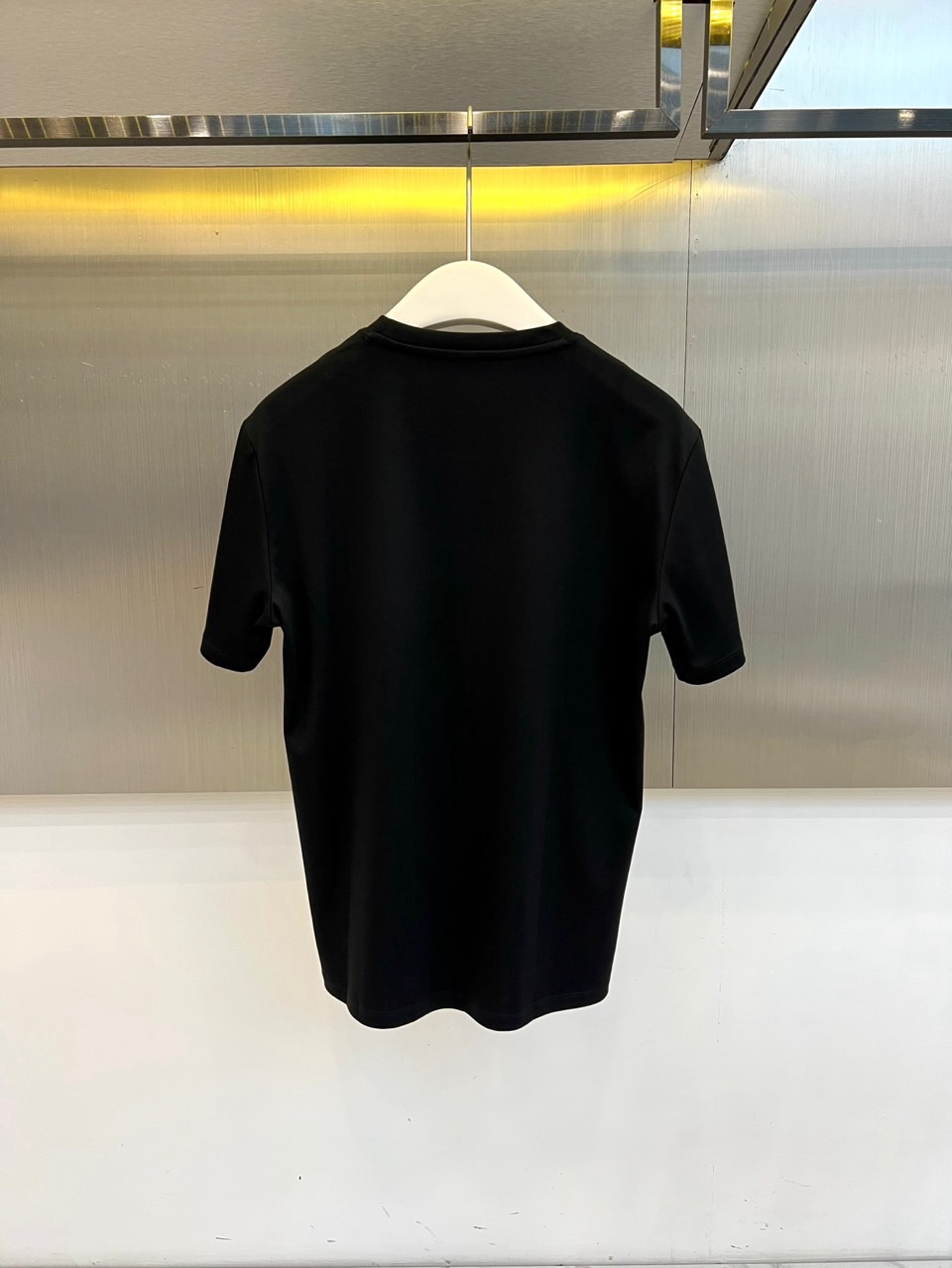 BOSS 、2026春夏新品圆领短袖T恤，简约利落的圆领设计贴合颈部线条，左胸处精致的“BOSS”字母低