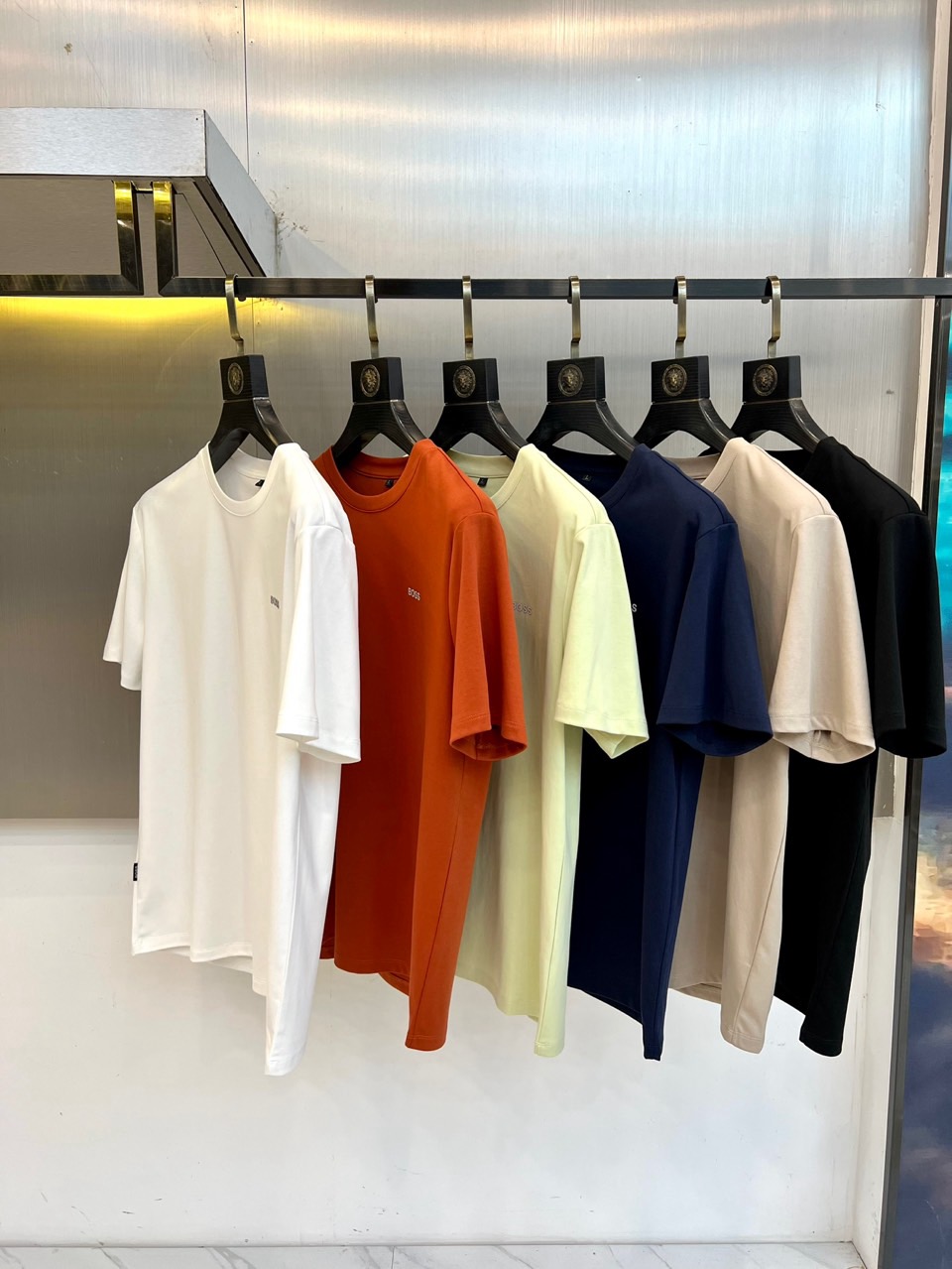 BOSS 、2026春夏新品圆领短袖T恤，简约利落的圆领设计贴合颈部线条，左胸处精致的“BOSS”字母低