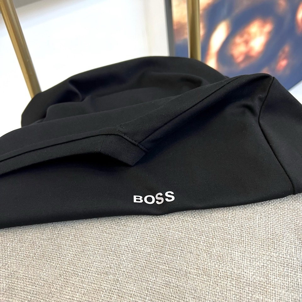 BOSS 、2026春夏新品圆领短袖T恤，简约利落的圆领设计贴合颈部线条，左胸处精致的“BOSS”字母低