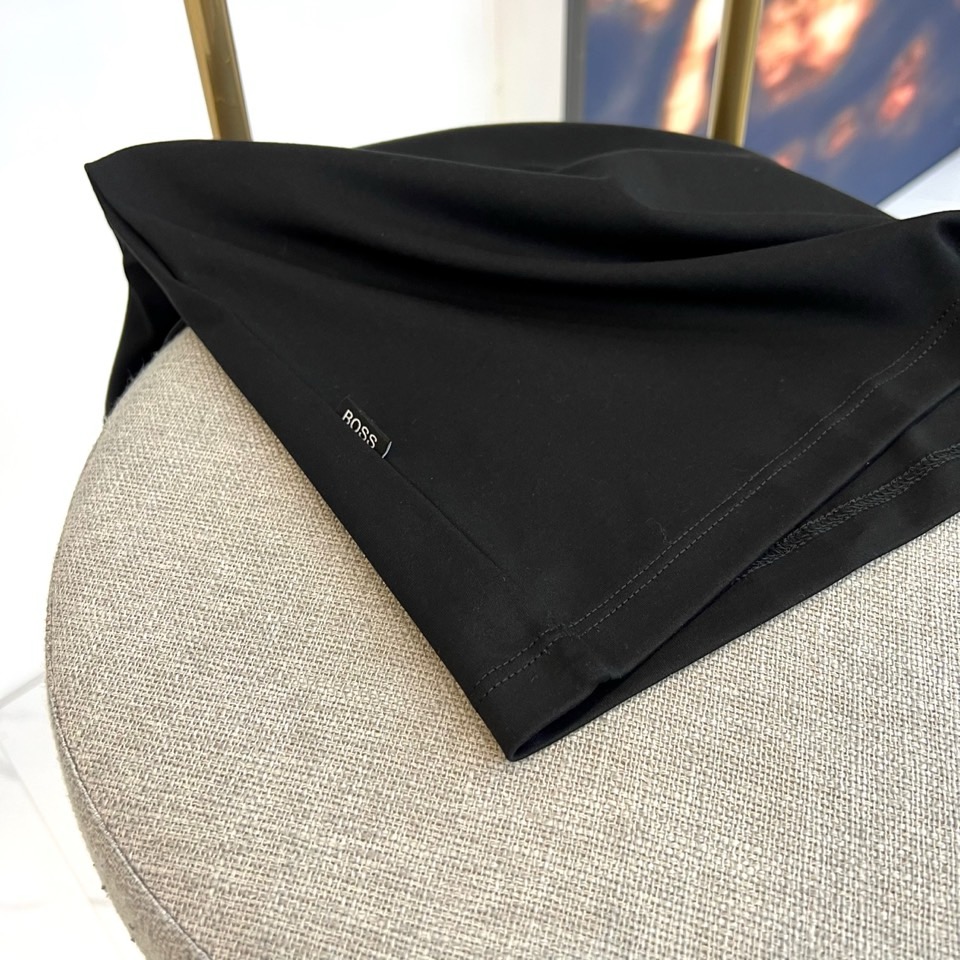 BOSS 、2026春夏新品圆领短袖T恤，简约利落的圆领设计贴合颈部线条，左胸处精致的“BOSS”字母低