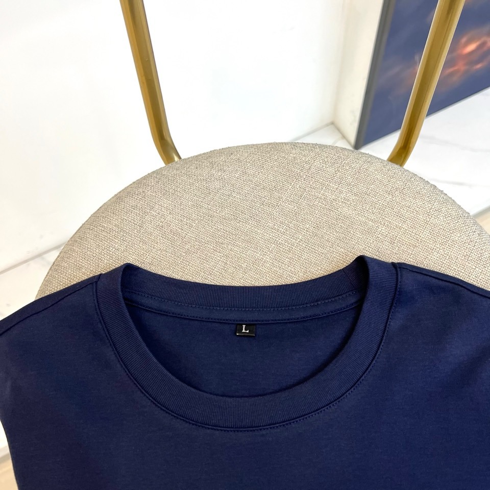 BOSS 、2026春夏新品圆领短袖T恤，简约利落的圆领设计贴合颈部线条，左胸处精致的“BOSS”字母低