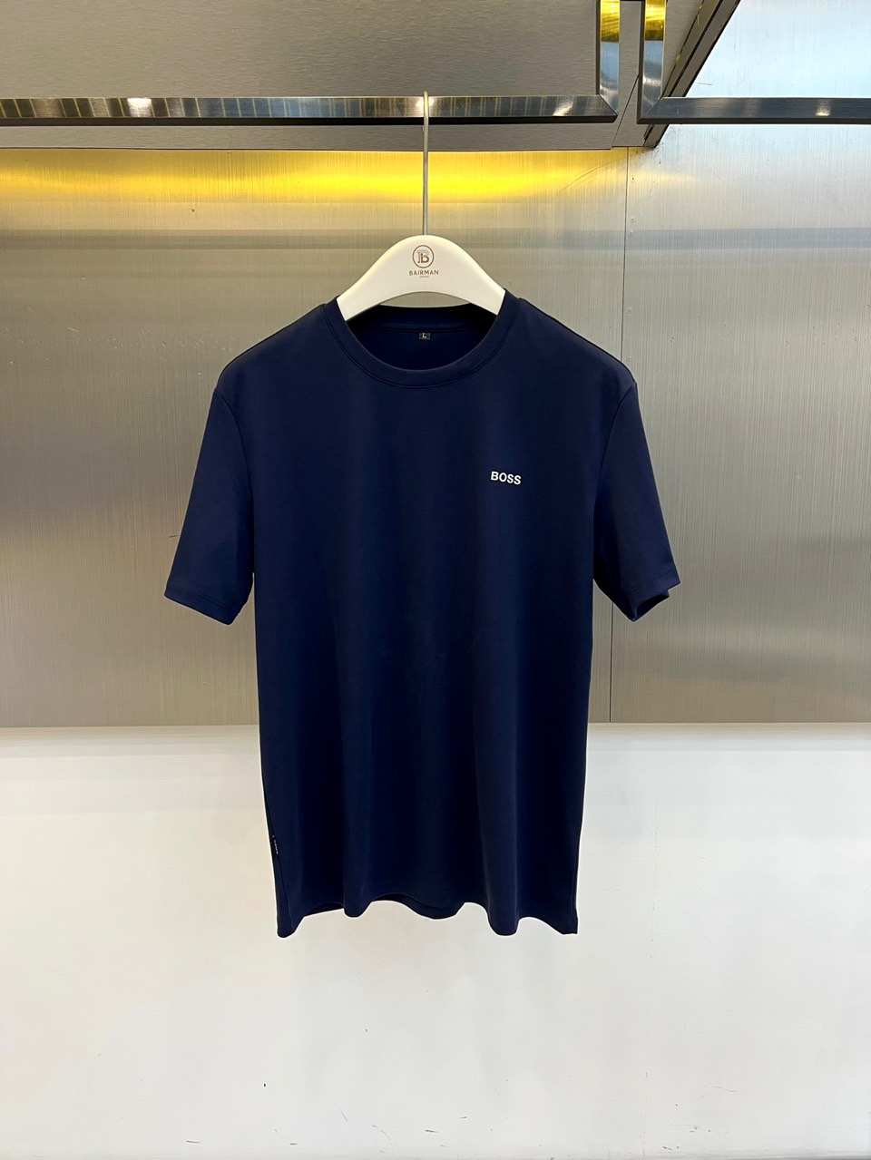 BOSS 、2026春夏新品圆领短袖T恤，简约利落的圆领设计贴合颈部线条，左胸处精致的“BOSS”字母低