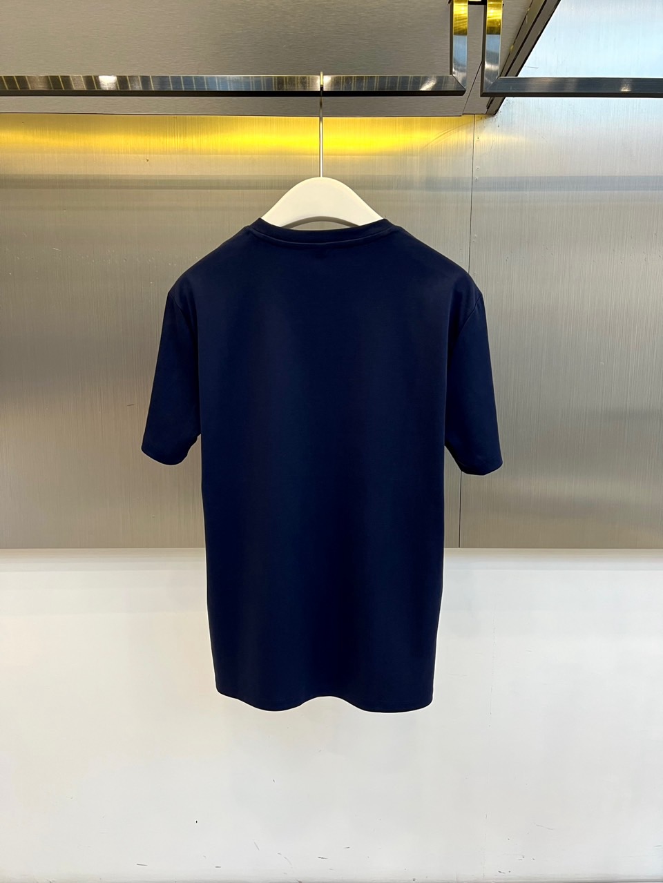 BOSS 、2026春夏新品圆领短袖T恤，简约利落的圆领设计贴合颈部线条，左胸处精致的“BOSS”字母低