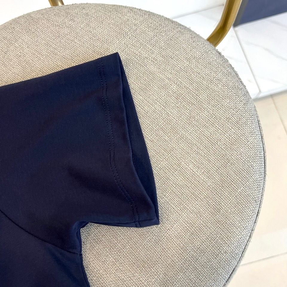 BOSS 、2026春夏新品圆领短袖T恤，简约利落的圆领设计贴合颈部线条，左胸处精致的“BOSS”字母低