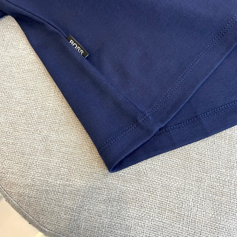 BOSS 、2026春夏新品圆领短袖T恤，简约利落的圆领设计贴合颈部线条，左胸处精致的“BOSS”字母低