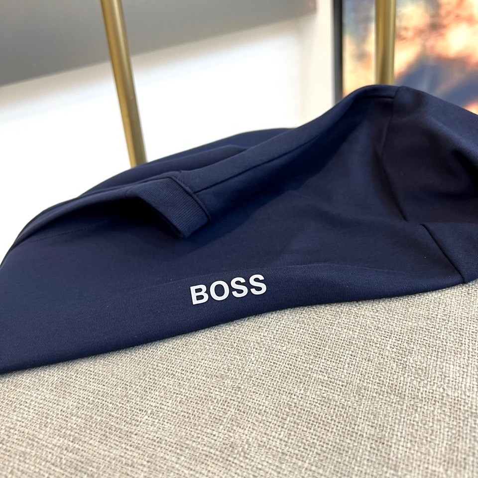 BOSS 、2026春夏新品圆领短袖T恤，简约利落的圆领设计贴合颈部线条，左胸处精致的“BOSS”字母低