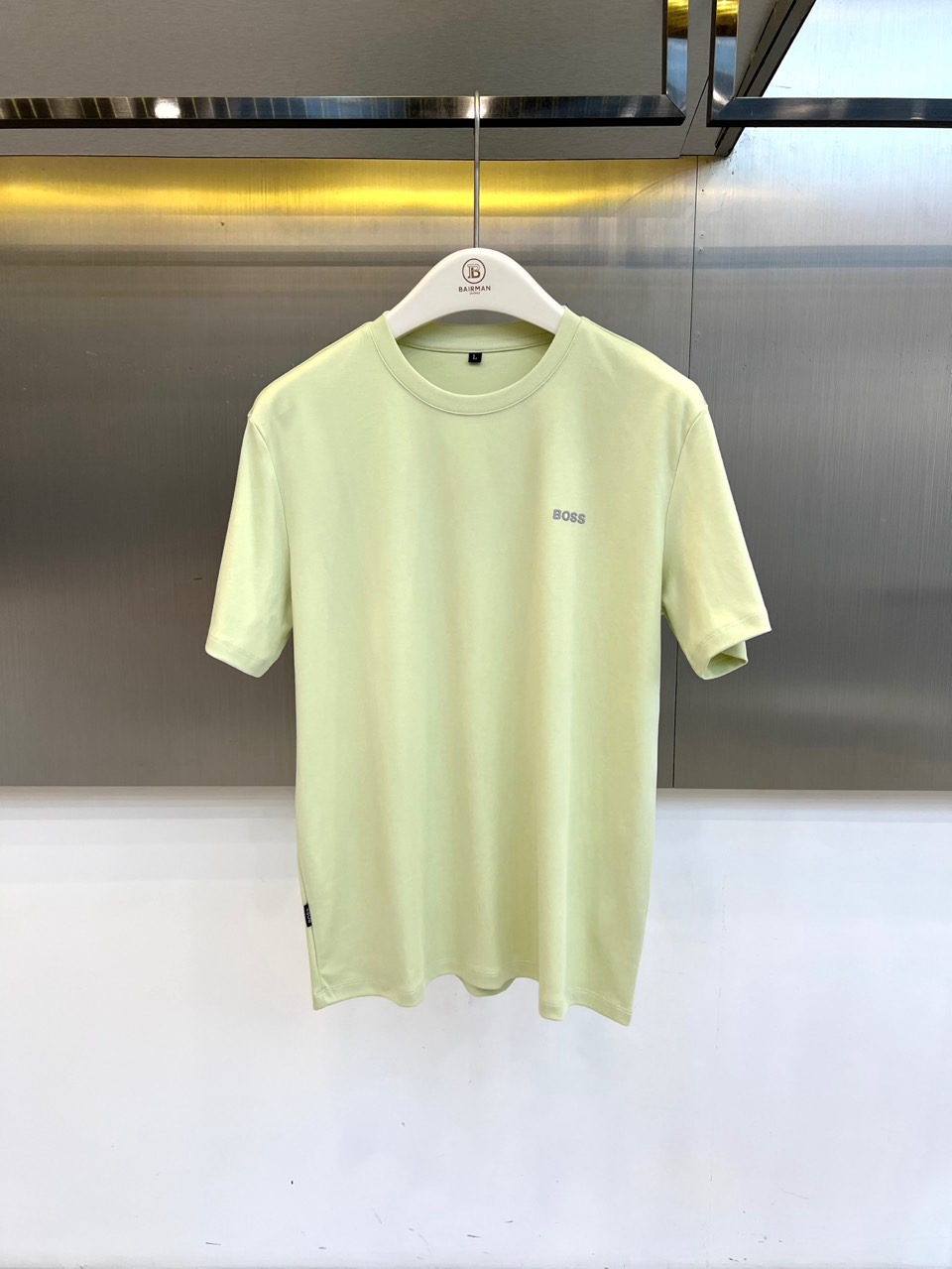 BOSS 、2026春夏新品圆领短袖T恤，简约利落的圆领设计贴合颈部线条，左胸处精致的“BOSS”字母低