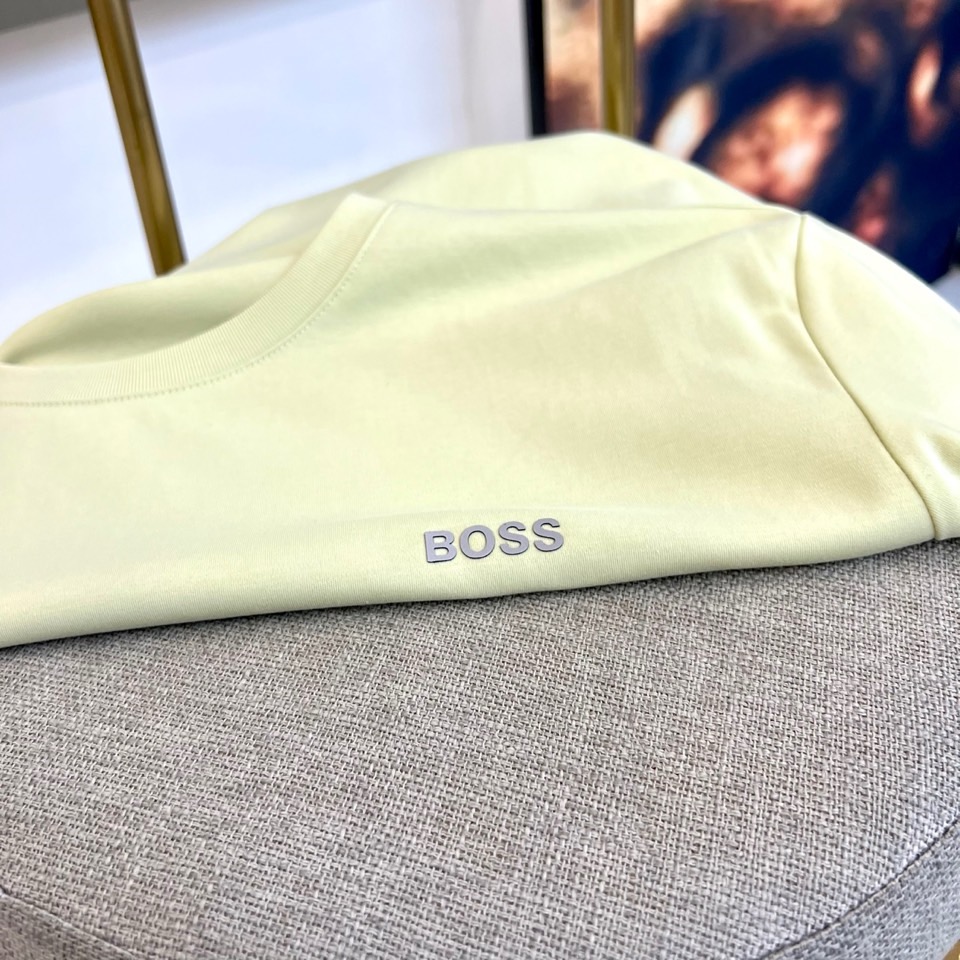 BOSS 、2026春夏新品圆领短袖T恤，简约利落的圆领设计贴合颈部线条，左胸处精致的“BOSS”字母低