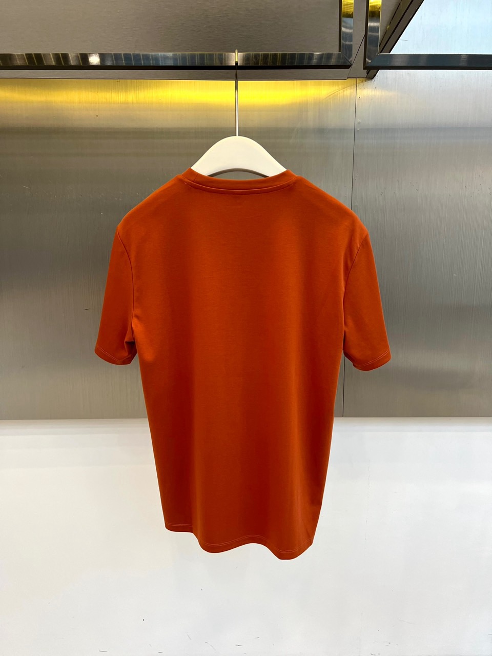 BOSS 、2026春夏新品圆领短袖T恤，简约利落的圆领设计贴合颈部线条，左胸处精致的“BOSS”字母低