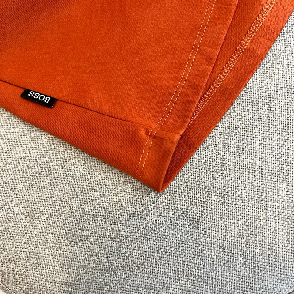 BOSS 、2026春夏新品圆领短袖T恤，简约利落的圆领设计贴合颈部线条，左胸处精致的“BOSS”字母低