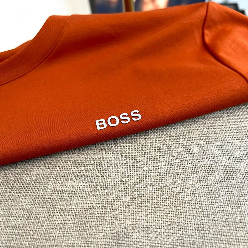 BOSS 、2026春夏新品圆领短袖T恤，简约利落的圆领设计贴合颈部线条，左胸处精致的“BOSS”字母低