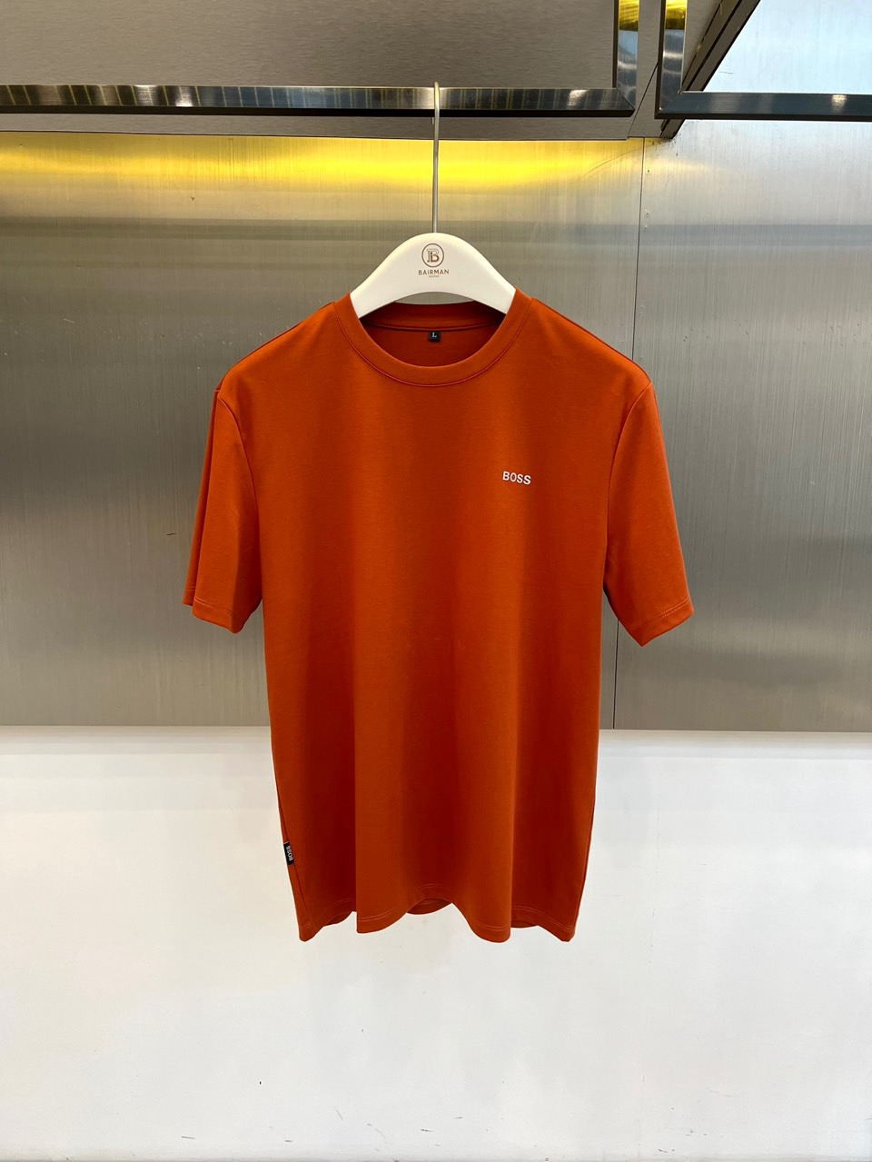BOSS 、2026春夏新品圆领短袖T恤，简约利落的圆领设计贴合颈部线条，左胸处精致的“BOSS”字母低