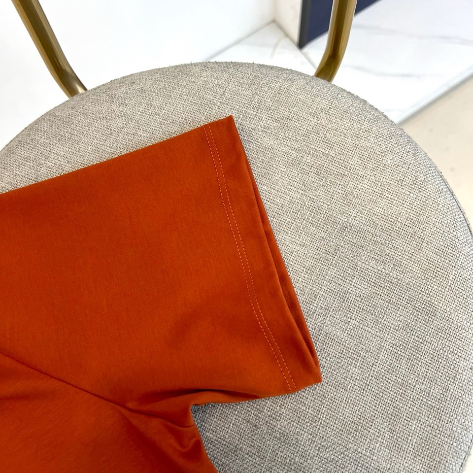 BOSS 、2026春夏新品圆领短袖T恤，简约利落的圆领设计贴合颈部线条，左胸处精致的“BOSS”字母低