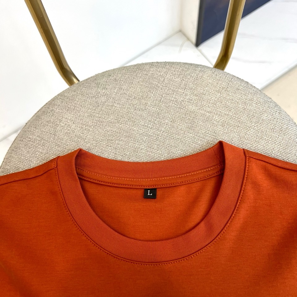 BOSS 、2026春夏新品圆领短袖T恤，简约利落的圆领设计贴合颈部线条，左胸处精致的“BOSS”字母低