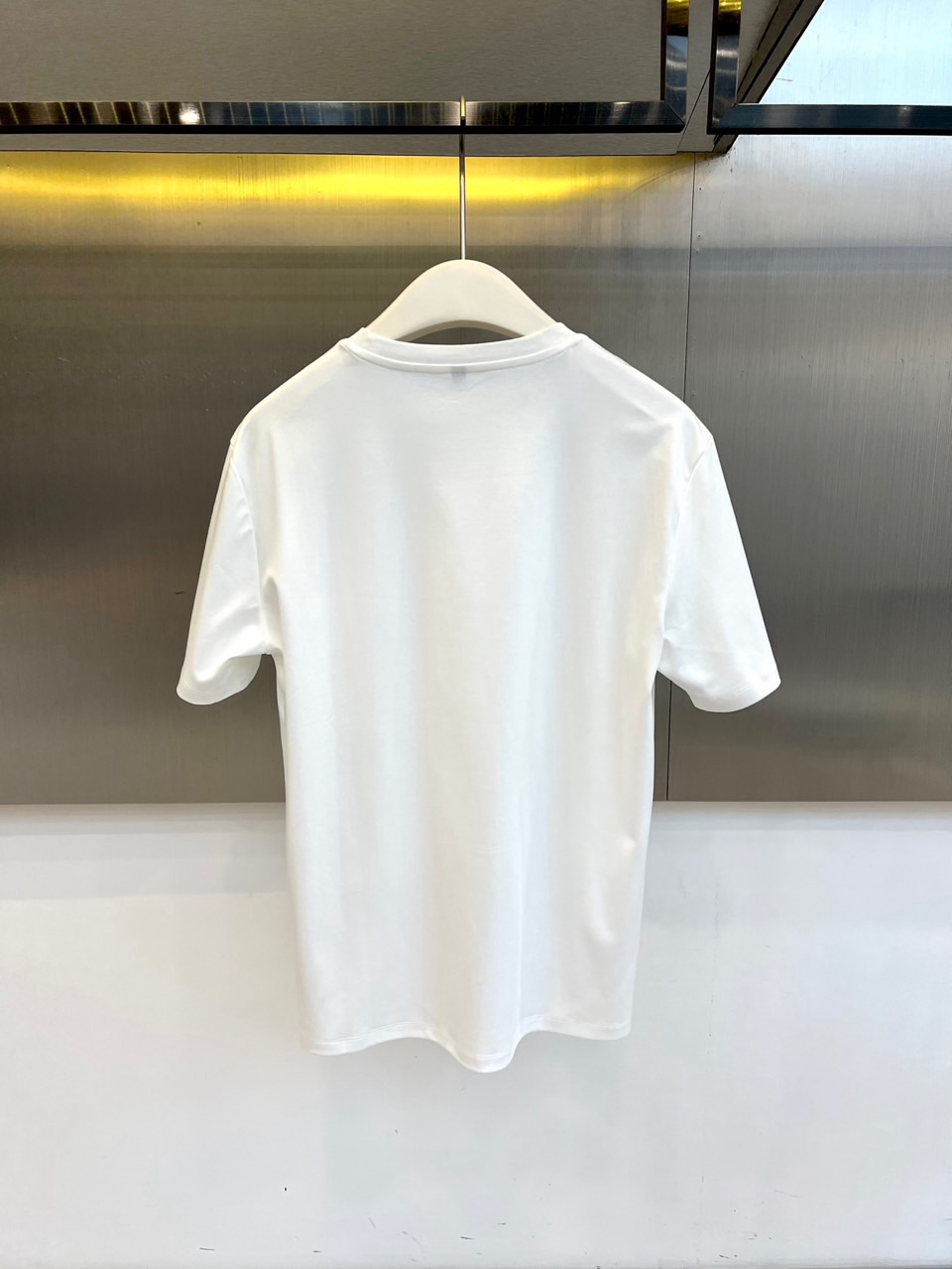 BOSS 、2026春夏新品圆领短袖T恤，简约利落的圆领设计贴合颈部线条，左胸处精致的“BOSS”字母低