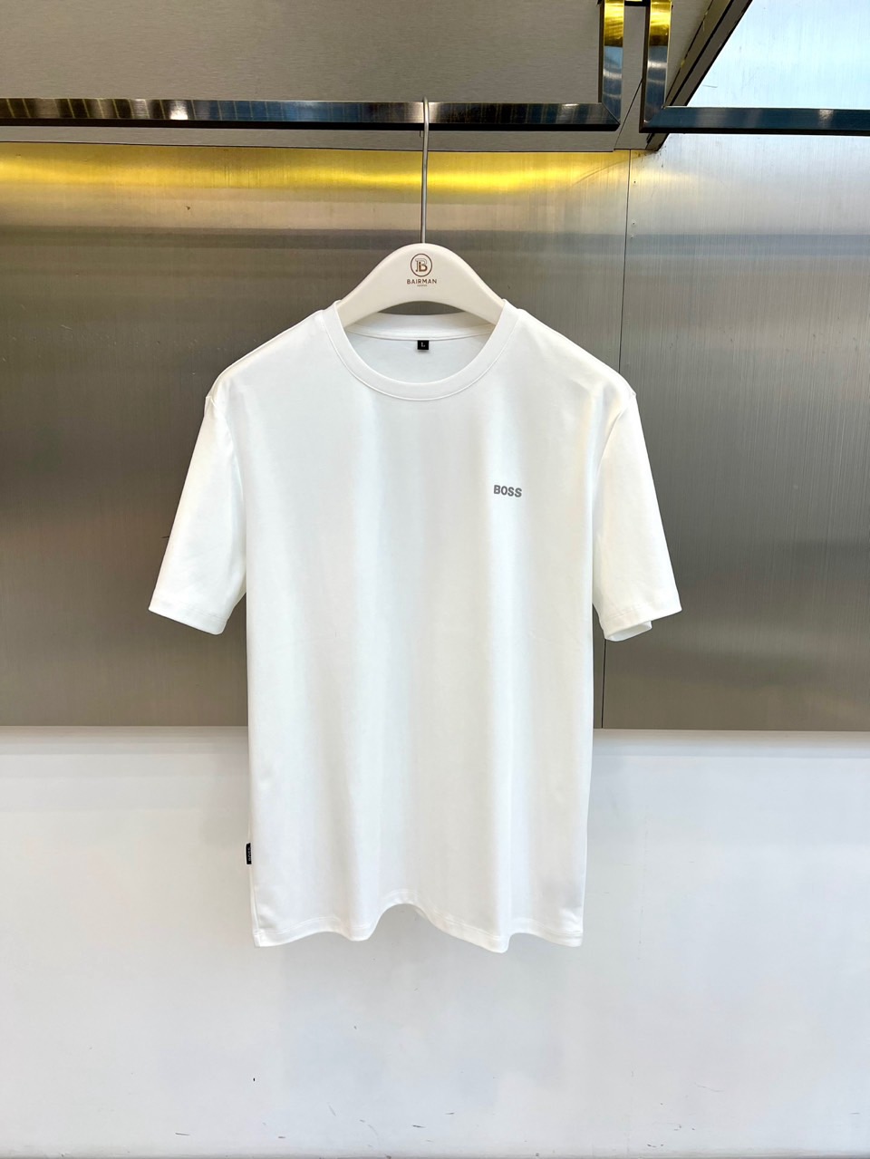 BOSS 、2026春夏新品圆领短袖T恤，简约利落的圆领设计贴合颈部线条，左胸处精致的“BOSS”字母低