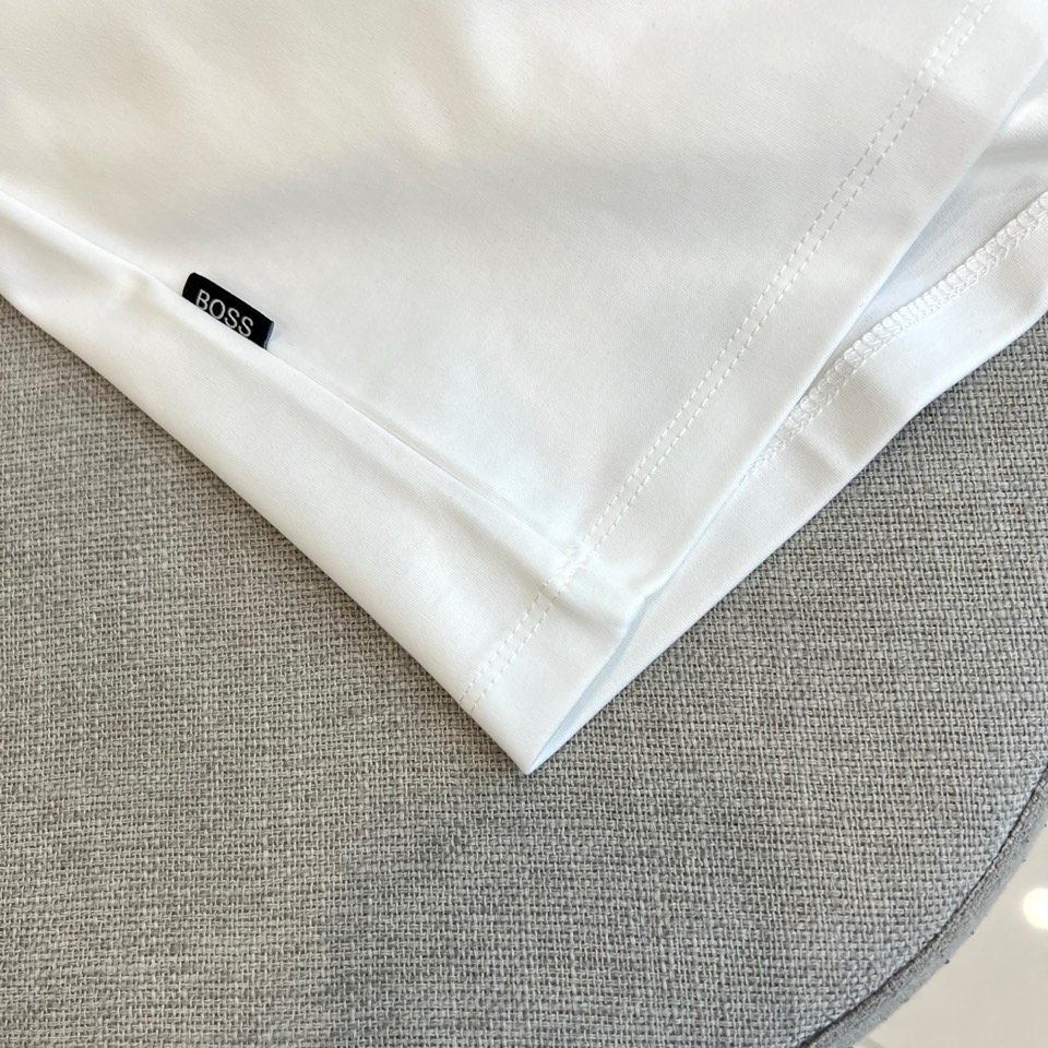 BOSS 、2026春夏新品圆领短袖T恤，简约利落的圆领设计贴合颈部线条，左胸处精致的“BOSS”字母低