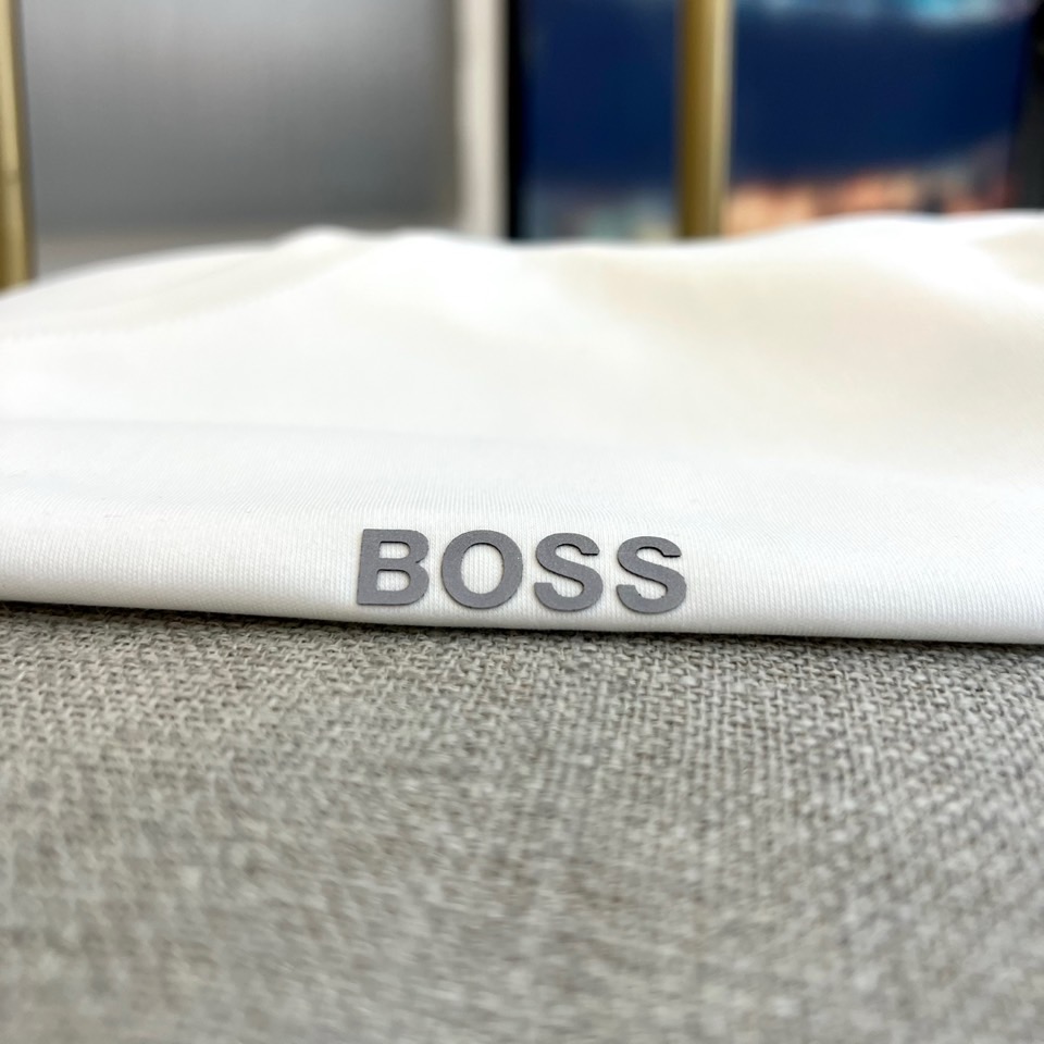 BOSS 、2026春夏新品圆领短袖T恤，简约利落的圆领设计贴合颈部线条，左胸处精致的“BOSS”字母低