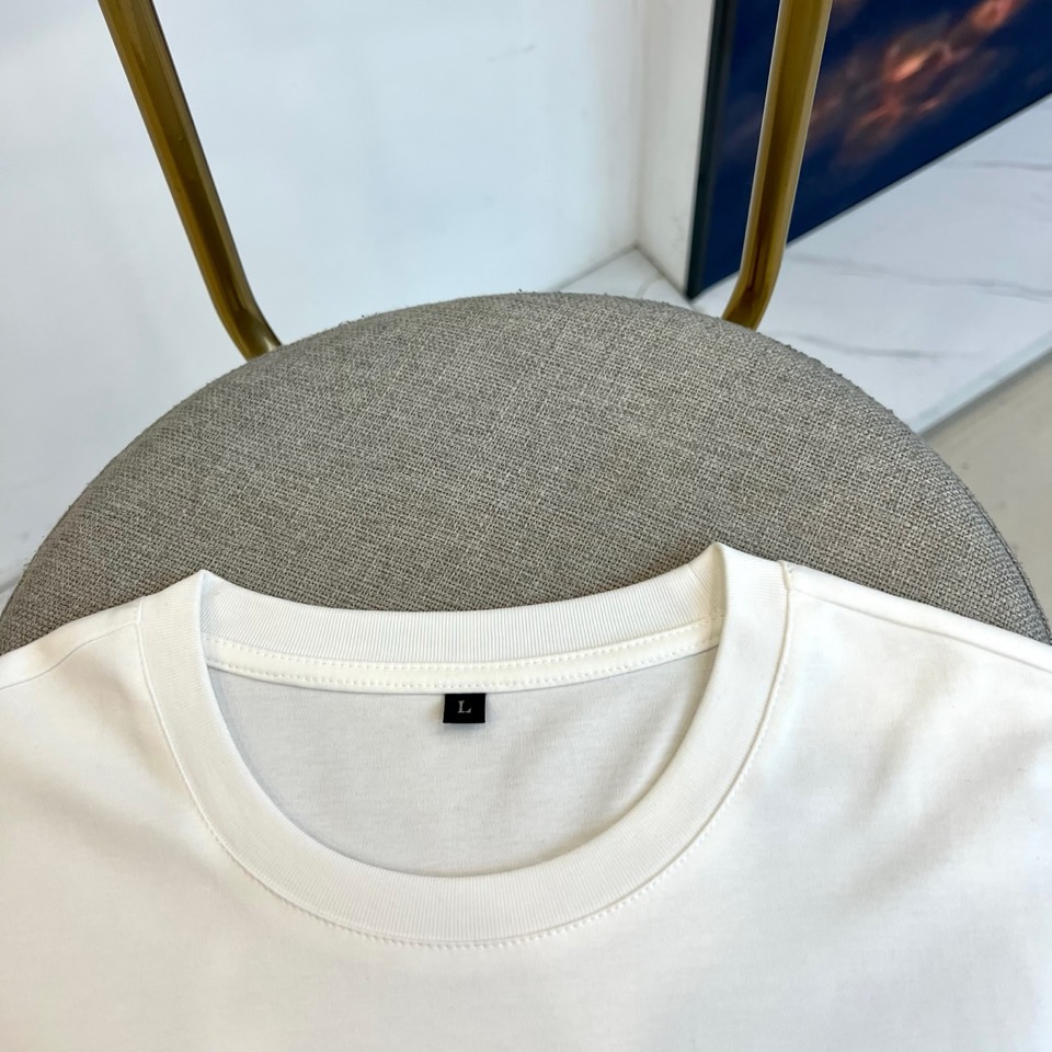 BOSS 、2026春夏新品圆领短袖T恤，简约利落的圆领设计贴合颈部线条，左胸处精致的“BOSS”字母低