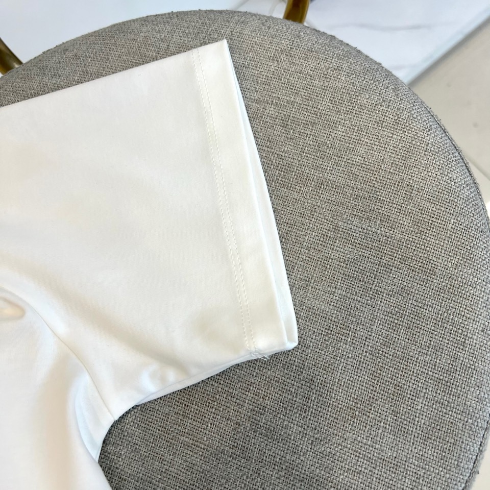 BOSS 、2026春夏新品圆领短袖T恤，简约利落的圆领设计贴合颈部线条，左胸处精致的“BOSS”字母低