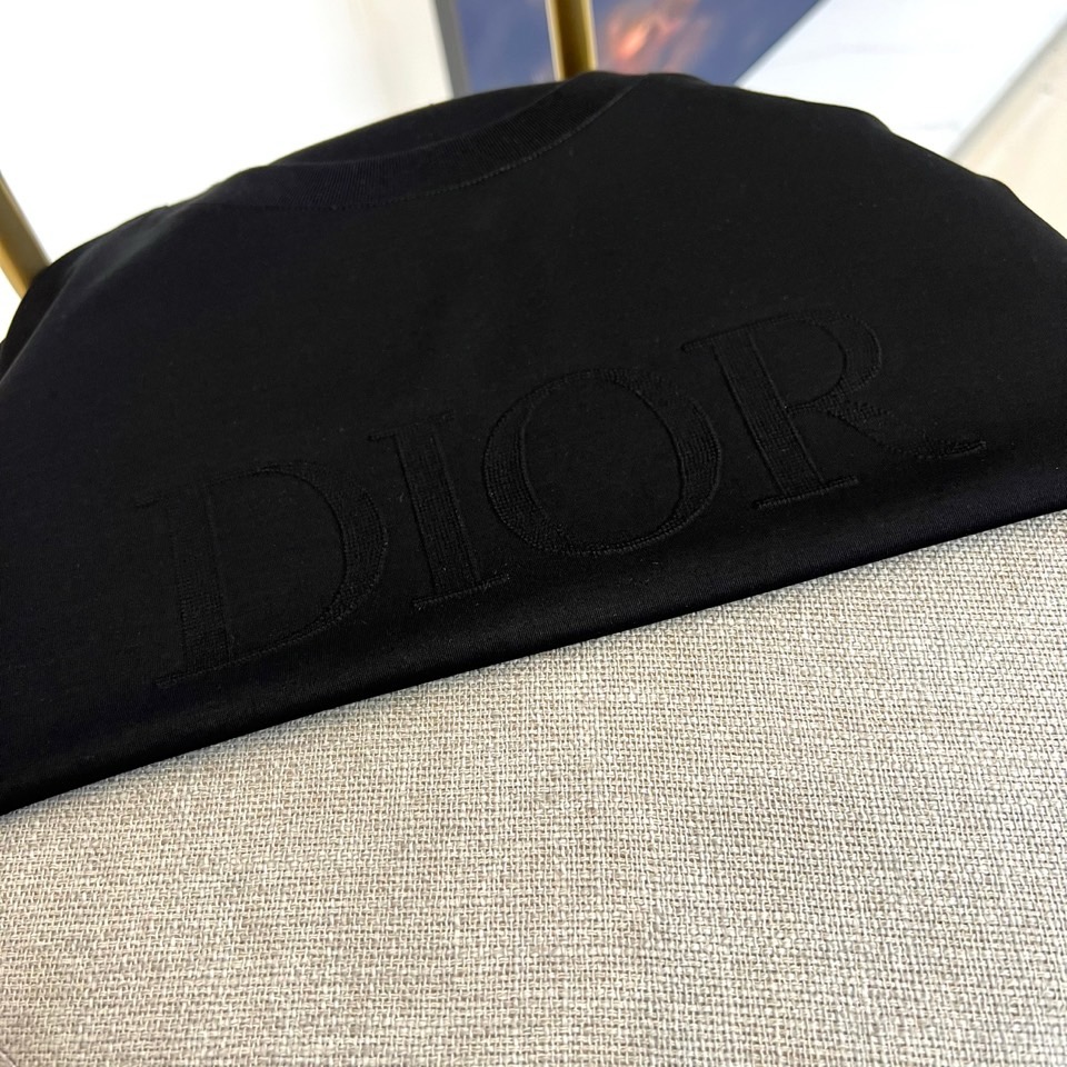 Dio迪奥、2026春夏新品短袖T恤，以纯色为基底，胸前字母采用立体压花工艺，同色系浮雕效果低调奢华，完