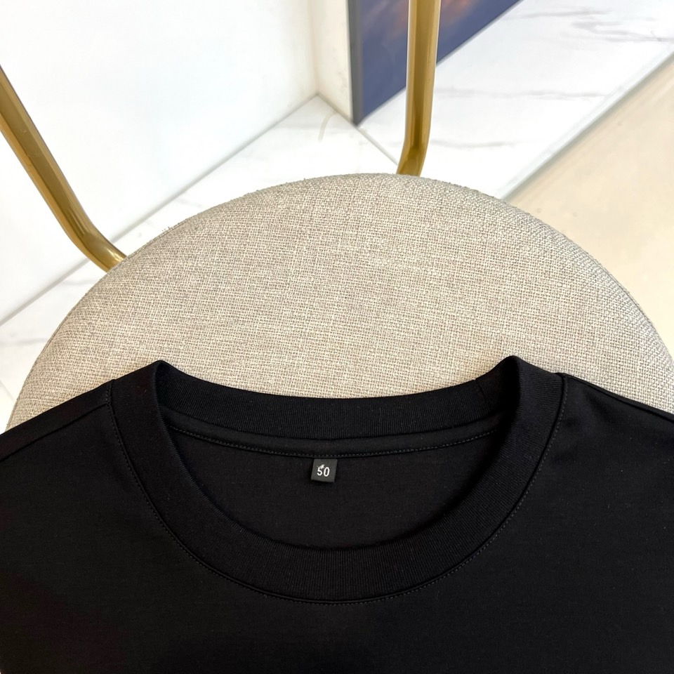 Dio迪奥、2026春夏新品短袖T恤，以纯色为基底，胸前字母采用立体压花工艺，同色系浮雕效果低调奢华，完