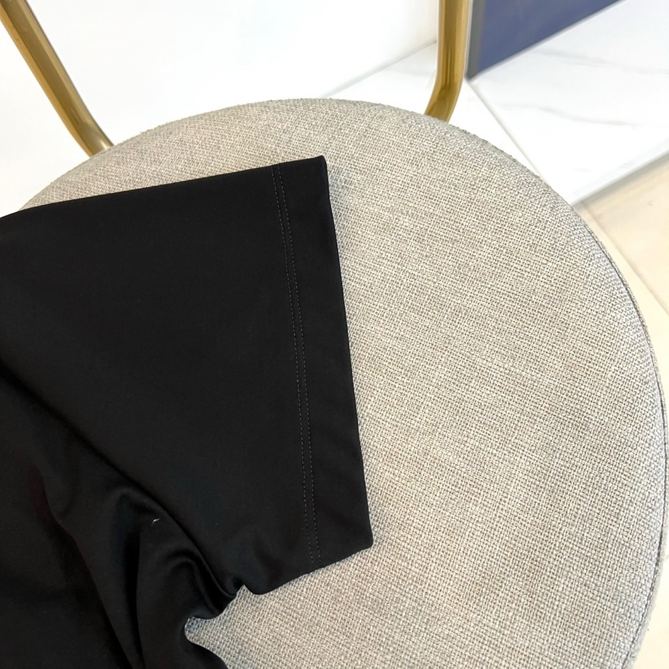 Dio迪奥、2026春夏新品短袖T恤，以纯色为基底，胸前字母采用立体压花工艺，同色系浮雕效果低调奢华，完