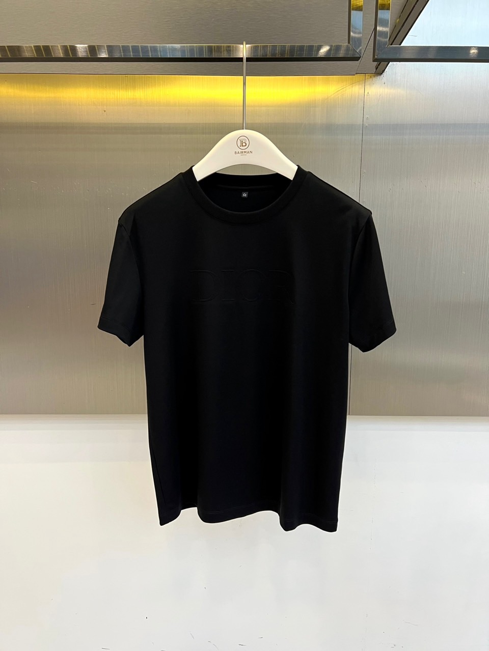 Dio迪奥、2026春夏新品短袖T恤，以纯色为基底，胸前字母采用立体压花工艺，同色系浮雕效果低调奢华，完