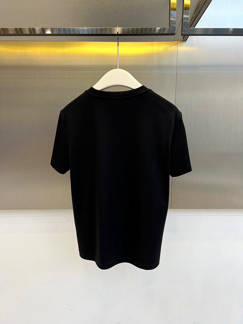Dio迪奥、2026春夏新品短袖T恤，以纯色为基底，胸前字母采用立体压花工艺，同色系浮雕效果低调奢华，完