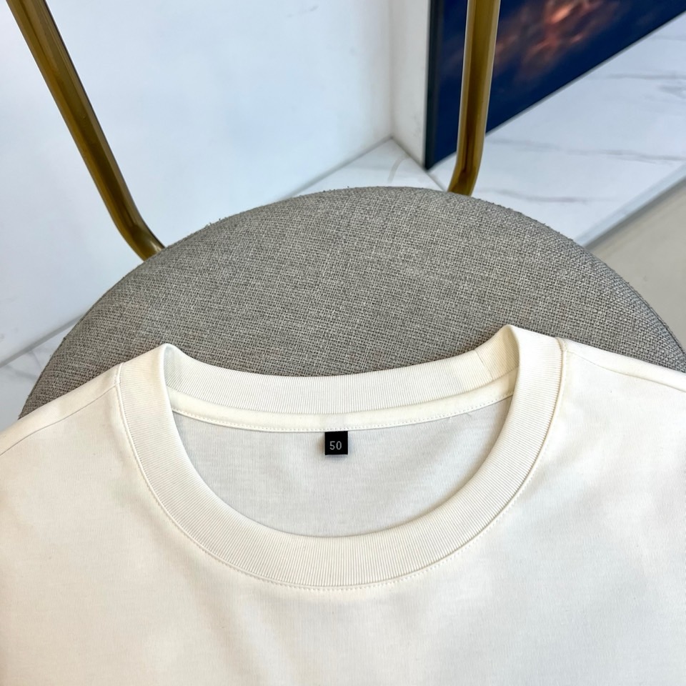 Dio迪奥、2026春夏新品短袖T恤，以纯色为基底，胸前字母采用立体压花工艺，同色系浮雕效果低调奢华，完