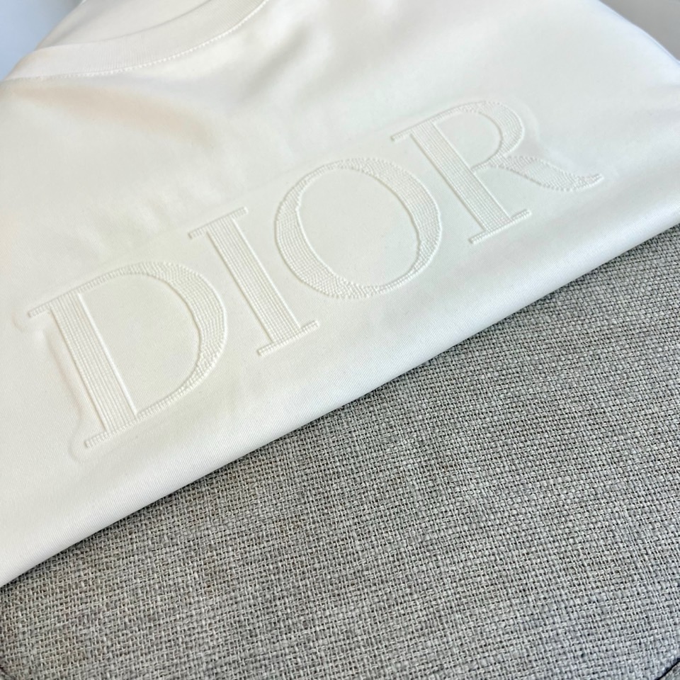 Dio迪奥、2026春夏新品短袖T恤，以纯色为基底，胸前字母采用立体压花工艺，同色系浮雕效果低调奢华，完