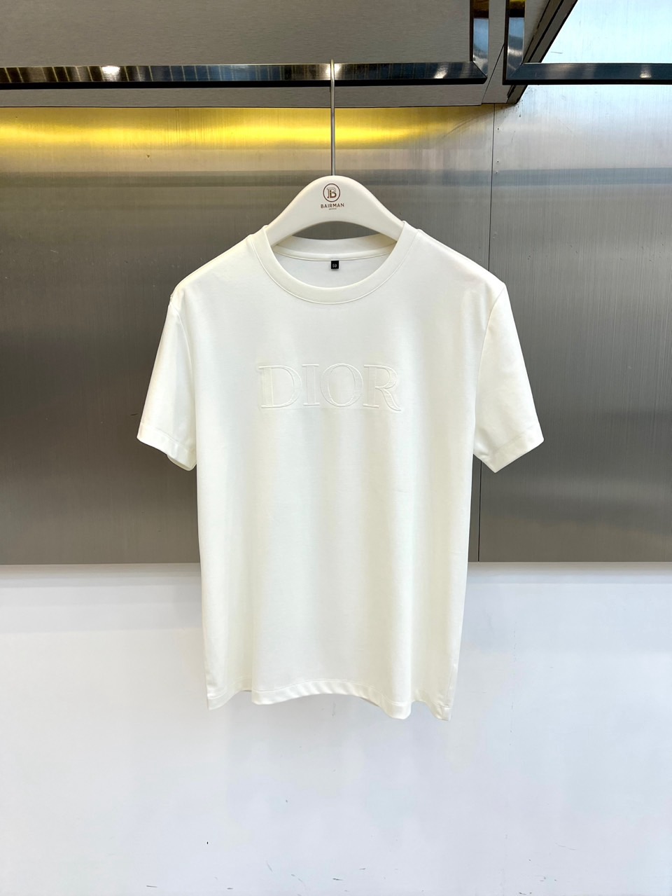 Dio迪奥、2026春夏新品短袖T恤，以纯色为基底，胸前字母采用立体压花工艺，同色系浮雕效果低调奢华，完