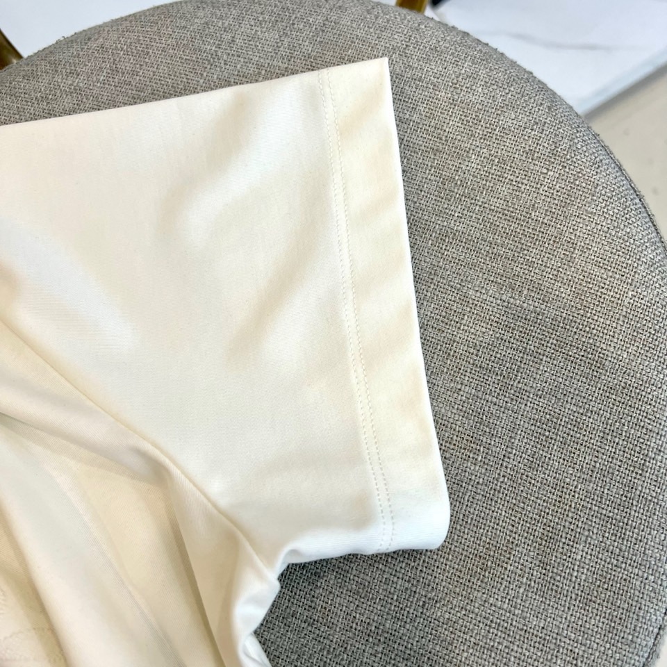 Dio迪奥、2026春夏新品短袖T恤，以纯色为基底，胸前字母采用立体压花工艺，同色系浮雕效果低调奢华，完