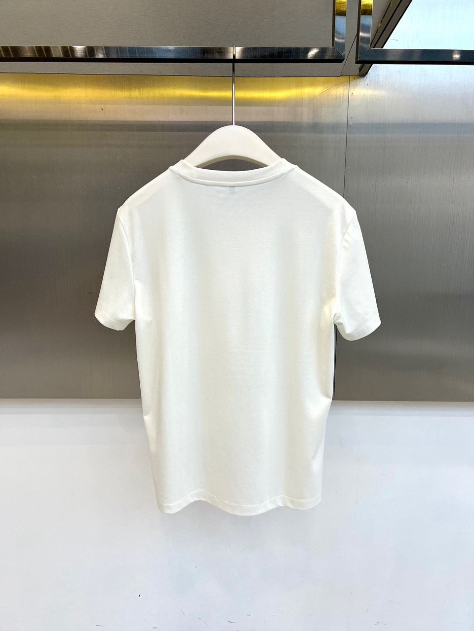 Dio迪奥、2026春夏新品短袖T恤，以纯色为基底，胸前字母采用立体压花工艺，同色系浮雕效果低调奢华，完