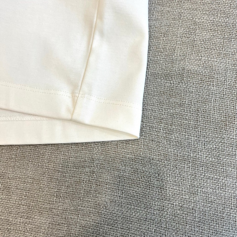 Dio迪奥、2026春夏新品短袖T恤，以纯色为基底，胸前字母采用立体压花工艺，同色系浮雕效果低调奢华，完