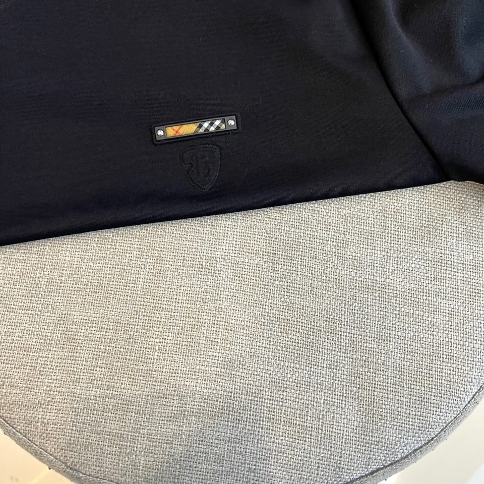 Bur巴宝莉、2026春夏新品短袖T恤，简约圆领线条流畅，肩部立体剪裁挺括有型。衣身左侧点缀精致盾牌徽标