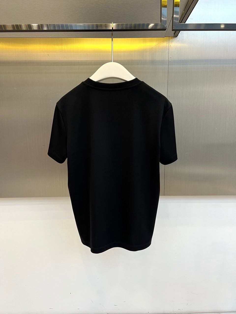 Bur巴宝莉、2026春夏新品短袖T恤，简约圆领线条流畅，肩部立体剪裁挺括有型。衣身左侧点缀精致盾牌徽标