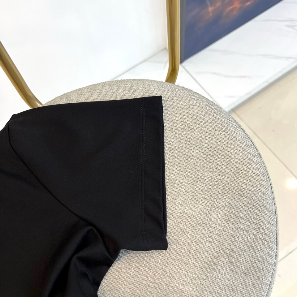 Bur巴宝莉、2026春夏新品短袖T恤，简约圆领线条流畅，肩部立体剪裁挺括有型。衣身左侧点缀精致盾牌徽标