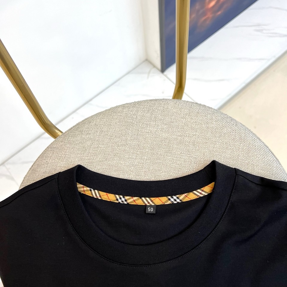 Bur巴宝莉、2026春夏新品短袖T恤，简约圆领线条流畅，肩部立体剪裁挺括有型。衣身左侧点缀精致盾牌徽标