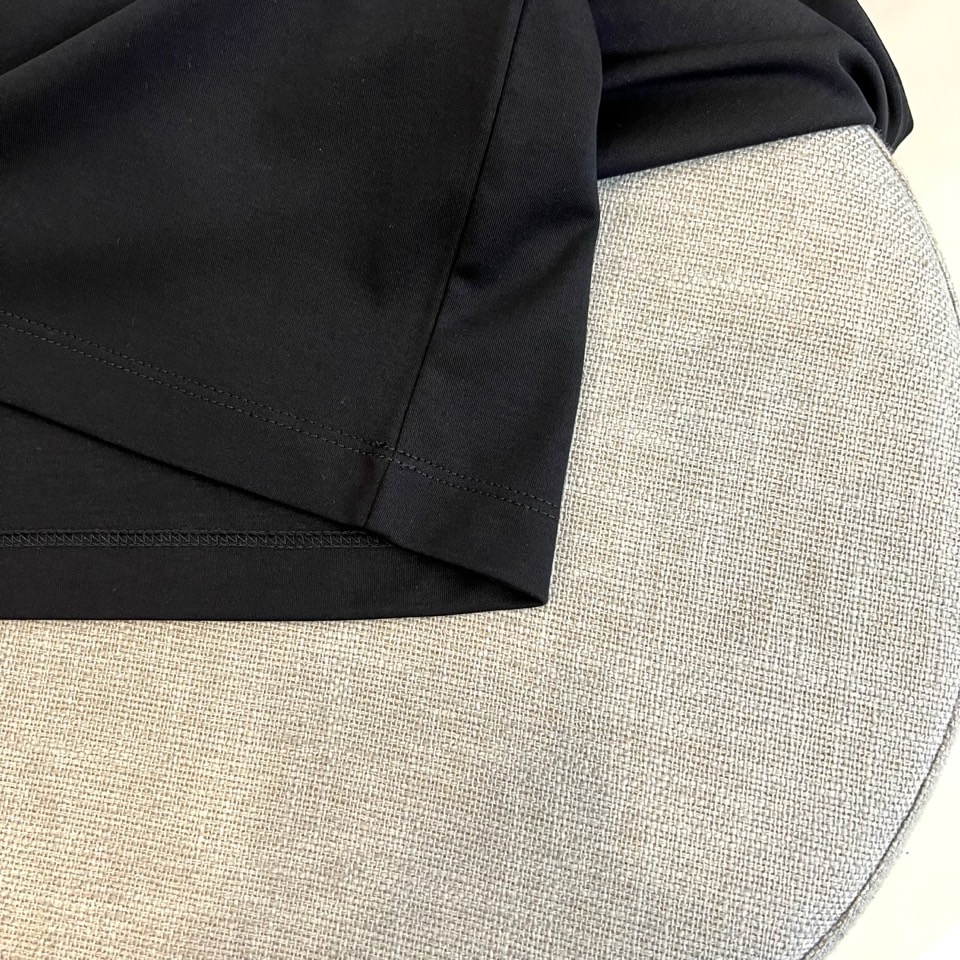 Bur巴宝莉、2026春夏新品短袖T恤，简约圆领线条流畅，肩部立体剪裁挺括有型。衣身左侧点缀精致盾牌徽标