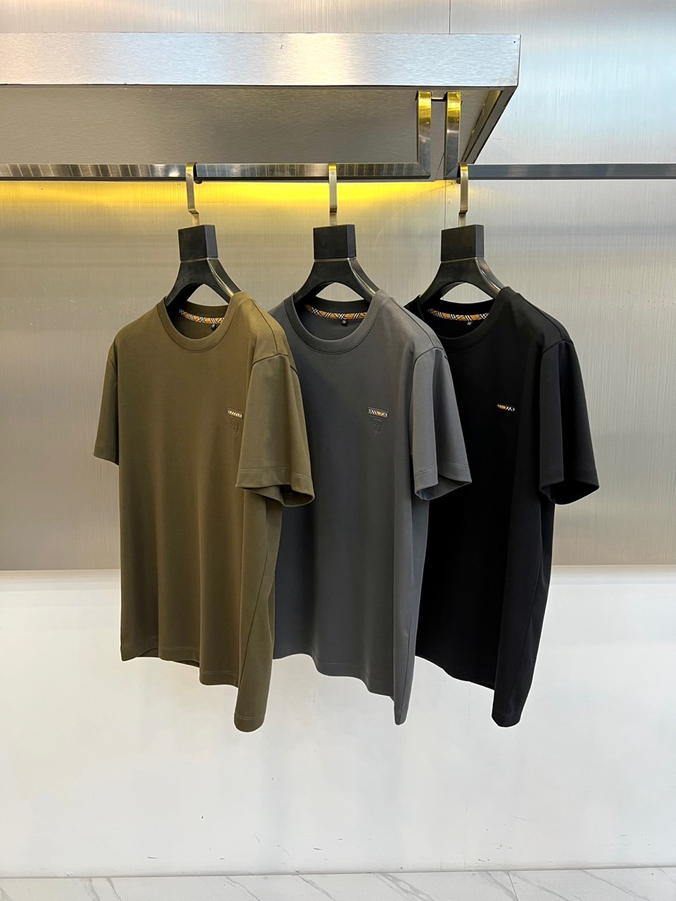 Bur巴宝莉、2026春夏新品短袖T恤，简约圆领线条流畅，肩部立体剪裁挺括有型。衣身左侧点缀精致盾牌徽标