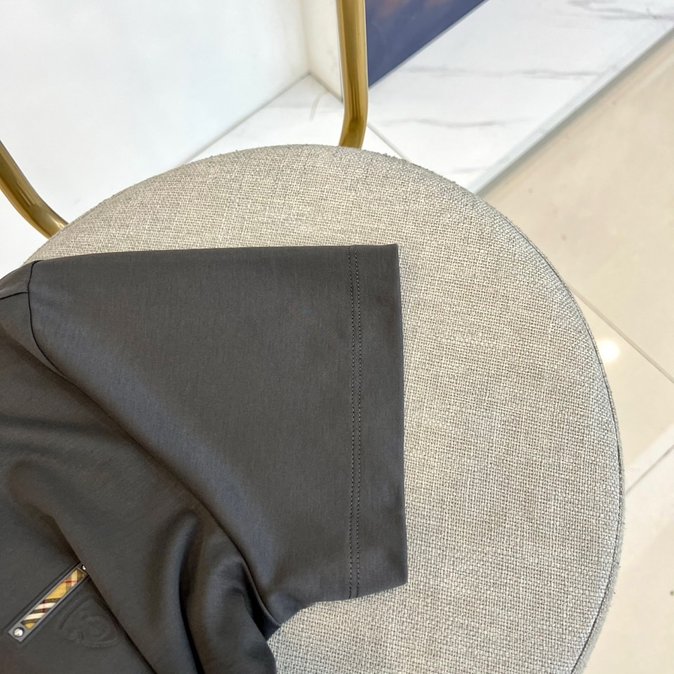 Bur巴宝莉、2026春夏新品短袖T恤，简约圆领线条流畅，肩部立体剪裁挺括有型。衣身左侧点缀精致盾牌徽标