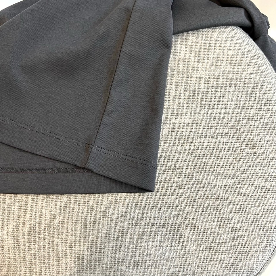 Bur巴宝莉、2026春夏新品短袖T恤，简约圆领线条流畅，肩部立体剪裁挺括有型。衣身左侧点缀精致盾牌徽标