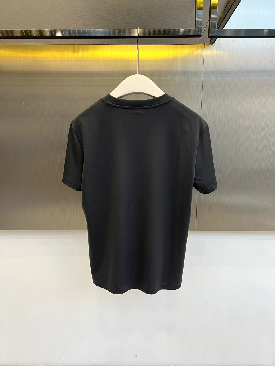 Bur巴宝莉、2026春夏新品短袖T恤，简约圆领线条流畅，肩部立体剪裁挺括有型。衣身左侧点缀精致盾牌徽标