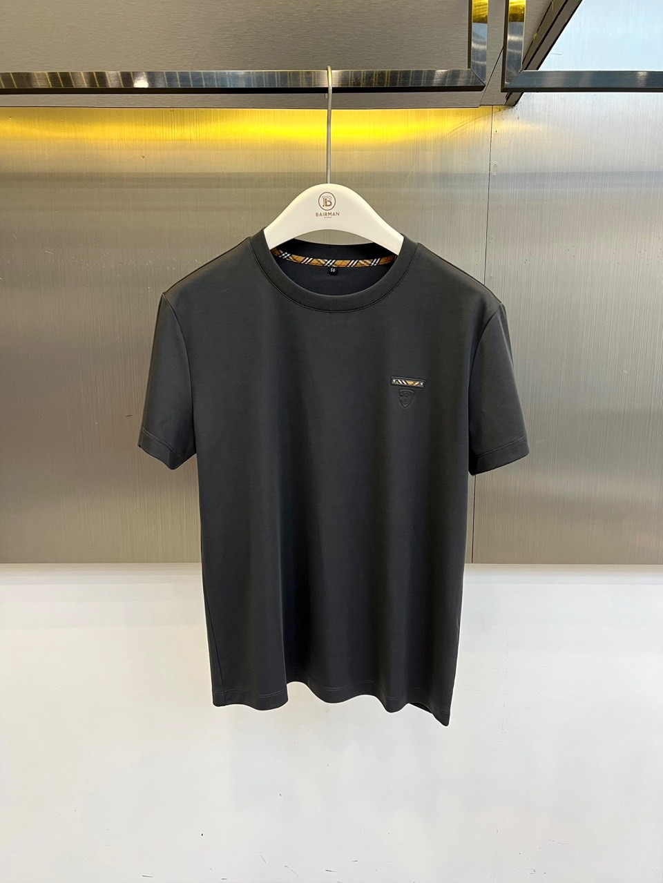Bur巴宝莉、2026春夏新品短袖T恤，简约圆领线条流畅，肩部立体剪裁挺括有型。衣身左侧点缀精致盾牌徽标