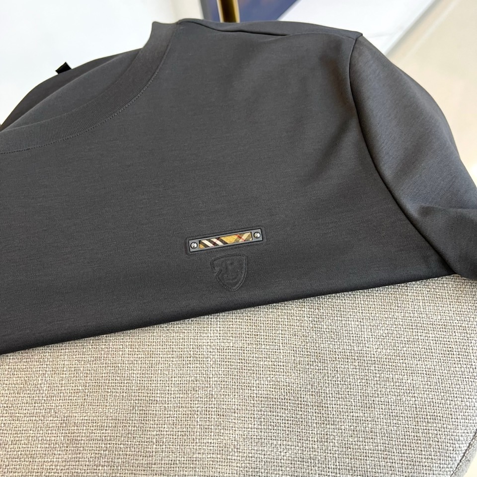 Bur巴宝莉、2026春夏新品短袖T恤，简约圆领线条流畅，肩部立体剪裁挺括有型。衣身左侧点缀精致盾牌徽标