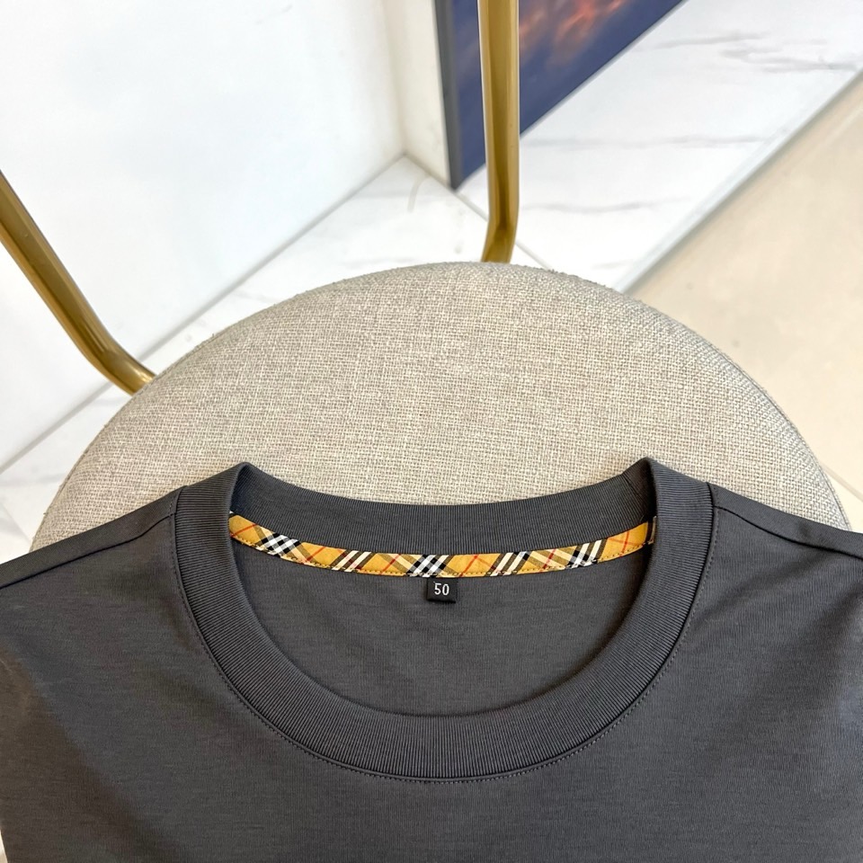 Bur巴宝莉、2026春夏新品短袖T恤，简约圆领线条流畅，肩部立体剪裁挺括有型。衣身左侧点缀精致盾牌徽标