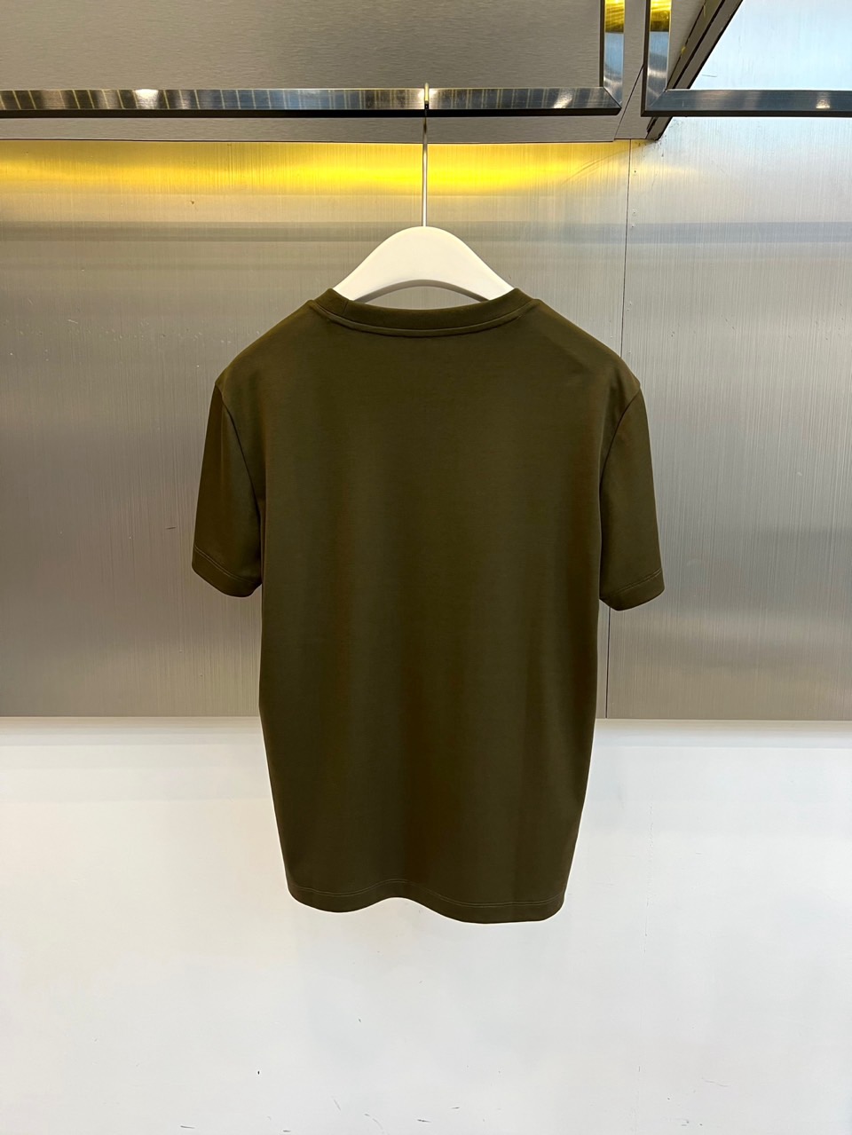 Bur巴宝莉、2026春夏新品短袖T恤，简约圆领线条流畅，肩部立体剪裁挺括有型。衣身左侧点缀精致盾牌徽标